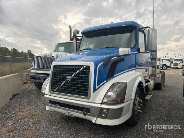 Inopratable 2013 Volvo VNL 6x4 Cabeza Tractora Cabina Dormitorio (Inoperable ...