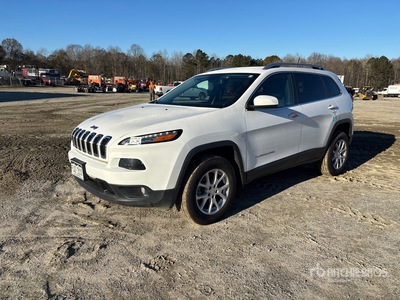 2018 Jeep Cherokee Latitude 4x4 を見 SUV
