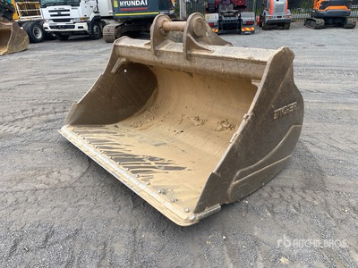Tiger 2280 mm Q/C Cleanup Excavator Bucket