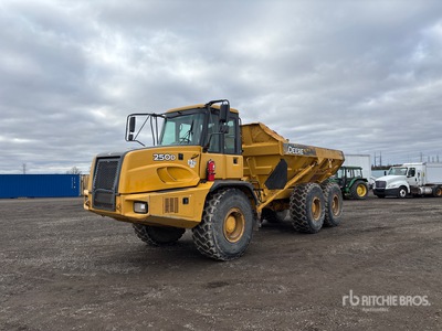 2006 Deere 250D شاحنة قلابة مفصلية