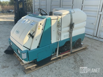 Tennant 8300 Floor Scrubber