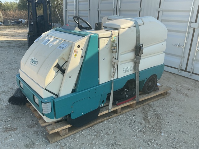 Tennant 8300 Floor Scrubber