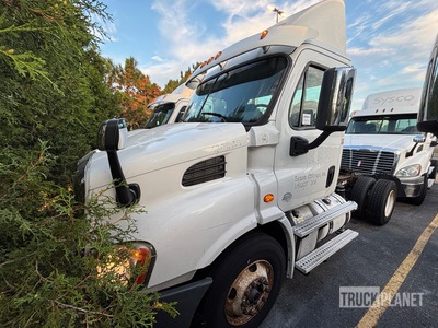 2013 Freightliner Cascadia 113 4x2 S/A Day Cab Truck Tractor
