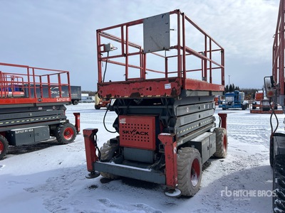 2015 Skyjack SJ7135 4x4 Dual Fuel Piattaforma aerea verticale