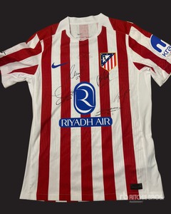 Camiseta firmada por los integrantes del primer equipo del Atletico de Madrid Indumentaria