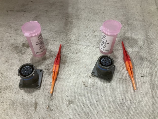 (90) Amphenol MS27505E13B98S Electrical Receptacle Connectors
