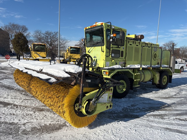 2003 Oshkosh HB-2518-MP3 Broom Truck