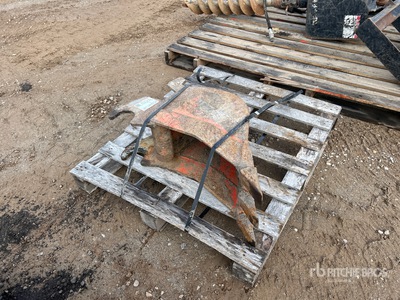 12 in Q/C Digging Excavator Bucket - Fits Kubota KX057-5