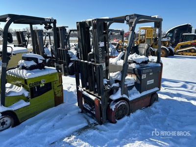 Toyota 8FBCU25 4850 lb Elektryczny wózek widłowy