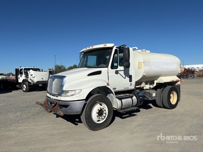 2015 International DuraStar 4300 2000 gal 4x2 Water Truck