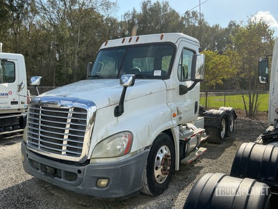 2016 Freightliner Cascadia 125 تراكتور شاحنة نهارية (ثنائية المحور)