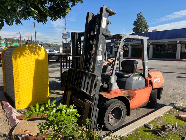 2006 Toyota 7FDAU50 9200 lb Pneumatic Tire Forklift (Inoperable)
