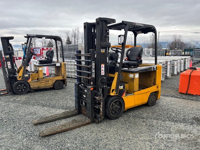 2009 Cat E6500 4000 lb 電動フォークリフト (Inoperable)