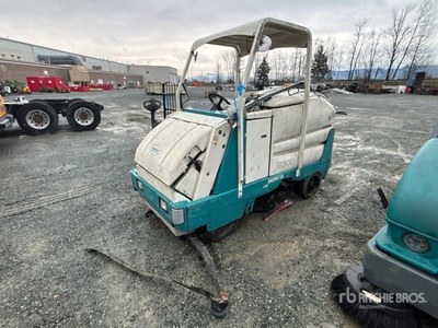 2008 Tennant 8300 Ride-On 清掃機 (Inoperable)