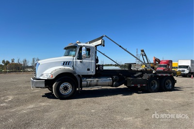 2013 Mack GU813 6x4 Roll-Off Truck