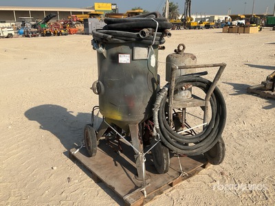 Quantity of (4) Sand Blasting Pots Varios, herramientas manuales