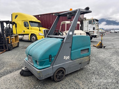 2009 Tennant S20 Ride-On Balayeuse (Inoperable)