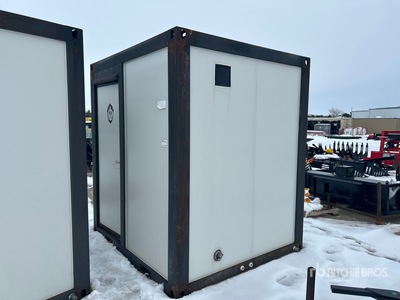 6 ft 3 in x 7 ft 1 in Portable Toilettes portatives