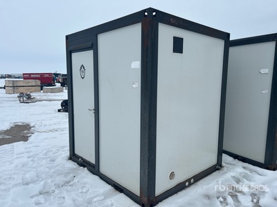 6 ft 3 in x 7 ft 1 in Portable Toilettes portatives