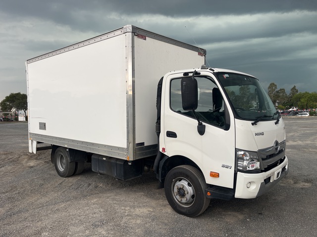 2022 Hino 921 4x2 Van Truck