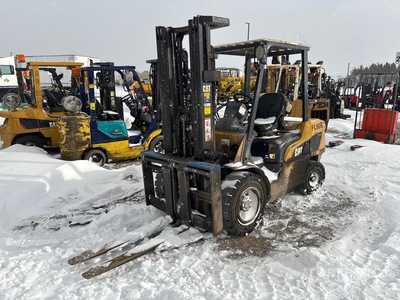 Cat 2PD7000 6000 lb Pneumatic Tire Forklift