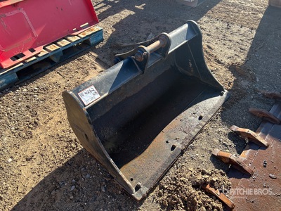 Cat 48 in Q/C Cleanup Excavator Bucket