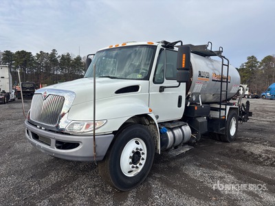 2016 Rosco Maximizer 1600 gal on 2017 International 4300 4x2 Camión distribuidor de asfalto