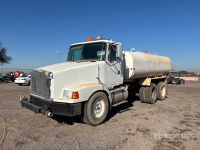 1997 Volvo WCA 2000 gal 6x4 散水車