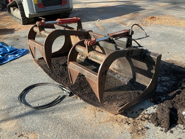 72 in Q/C Skid Steer Grapple Bucket (Inoperable)