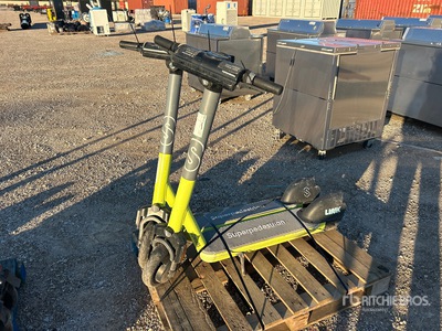 Quantity of (2) Superpedestrian スクーター