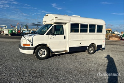2005 Chevrolet G3500 4x2 10-Seat Bus
