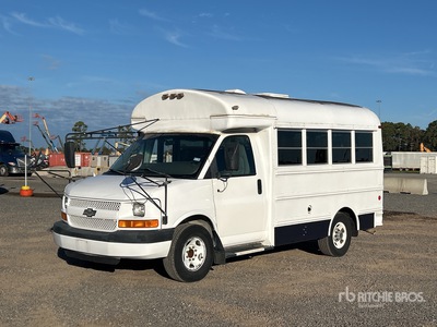 2005 Chevrolet G3500 4x2 10-Seat Autobus