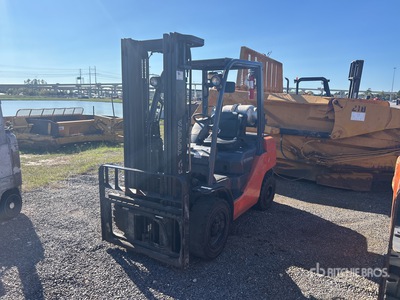 2012 Toyota 8FGU30 5620 lb Pneumatic Tire Carretilla Elevadora