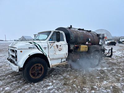 Etnyre BX 1070 gal on 1970 Chevrolet C60 4x2 Asfalt Verdeelwagen