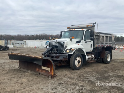 2009 International 7400 4x2 Camión con pala para nieve