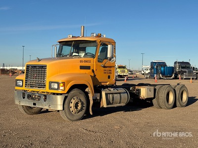 2011 Mack CHU613 6x4 を見 Cab and Chassis