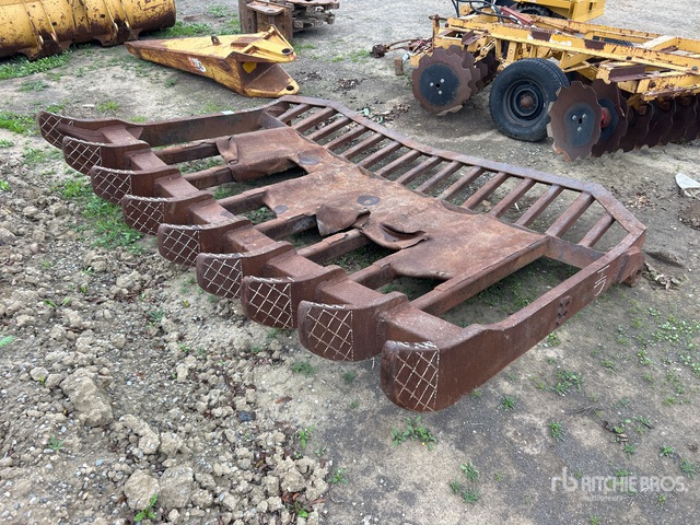 Mann 131 in Dozer Rake - Fits Cat D8R | Ritchie Bros. Auctioneers