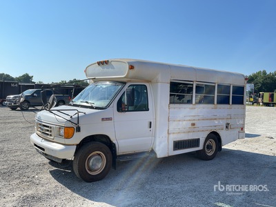 2006 Ford E-350 Super Duty 4x2 14-Seat Bus (Inoperable)