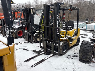 2012 Hyundai 25D-7E 4680 lb Cushion Tire رافعة شوكية