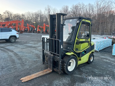 2005 Clark C30D 5200 lb Pneumatic Tire رافعة شوكية