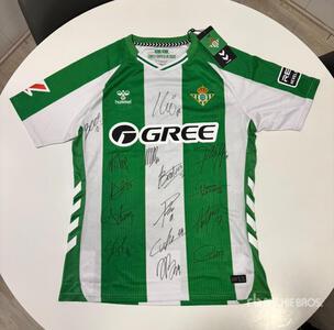 Camiseta firmada por los integrantes del Real Betis Indumentaria