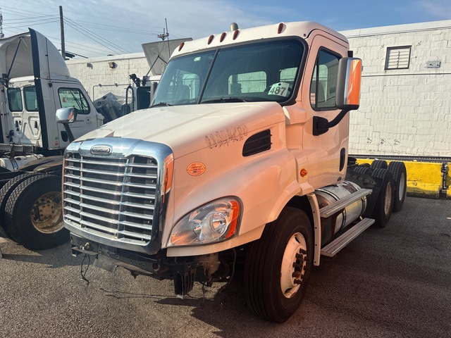 2014 Freightliner Cascadia 113 6x4 T/A Day Cab Truck Tractor