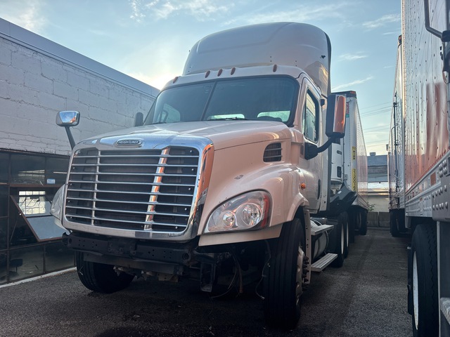 2016 Freightliner Cascadia 113 6x4 T/A Day Cab Truck Tractor