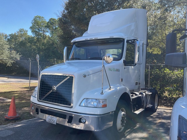 2013 Volvo VNM 4x2 S/A Day Cab Truck Tractor 2013 Volvo VNM 4x2 S/A Day Cab Truck Tractor