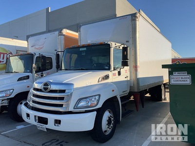 2013 Hino 268 4x2 شاحنة فان