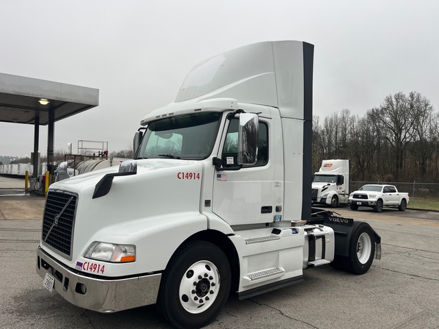 2017 Volvo 4x2 S/A Day Cab Truck Tractor