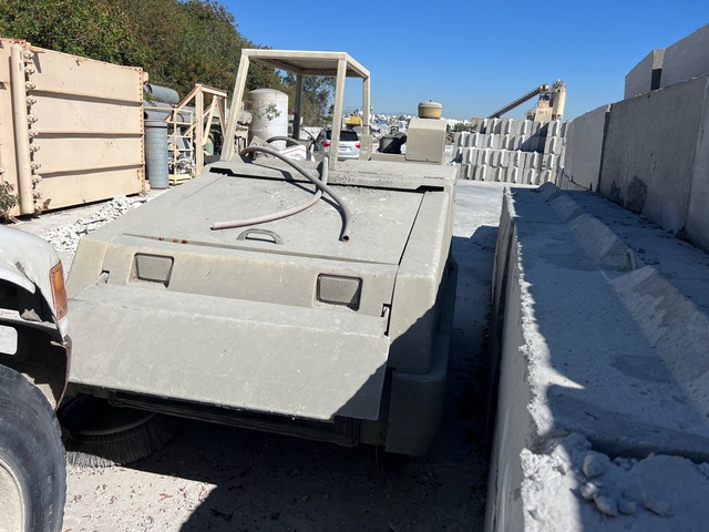 2004 Tennant 800 Ride-On Floor Sweeper (Inoperable)