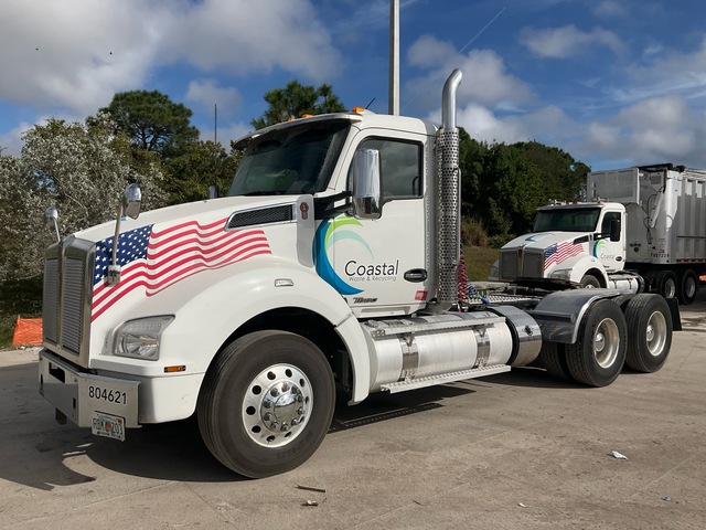 2021 Kenworth T880 T/A Day Cab Truck Tractor