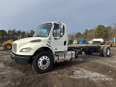 2015 Freightliner M2 106 4x2 を見 Cab and Chassis