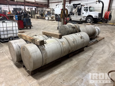 Quantity of (7) Truck Fuel Tanks Varios, piezas para camion